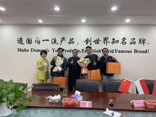 Dernières nouvelles de l'entreprise Le client indonésien a visité l'usine Xinwei