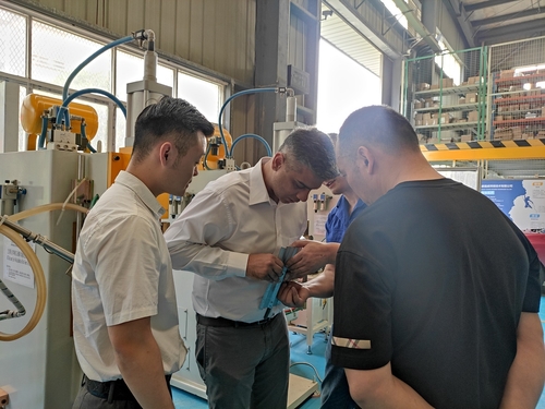 Dernières nouvelles de l'entreprise Le client de Dubaï a visité l'usine Xinwei