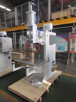 Un bon prix. Transformateur 160Kva multi de refroidissement par l'eau de machine de soudage par points de tête de C.C de presse de pied en ligne