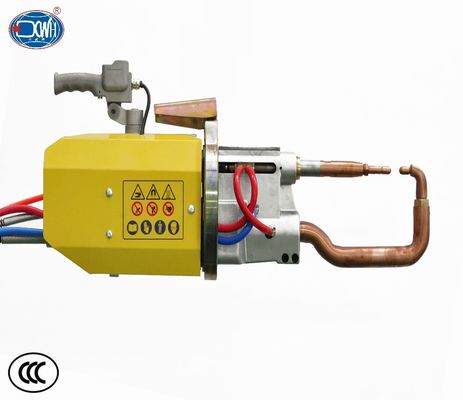 Un bon prix. Mobile des véhicules à moteur tenu dans la main de machine de soudage par points de 46KVA 0.8MPa en ligne