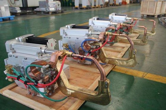 Un bon prix. Soudage par points servo électrique compact d'arme à feu de 280V 160KVA automatique en ligne